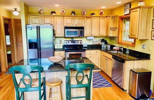 Greentown Cabina | Lazy River Cabin: Private 3 Bedroom, 3 Bath Getaway on Lake Wallenpaupack