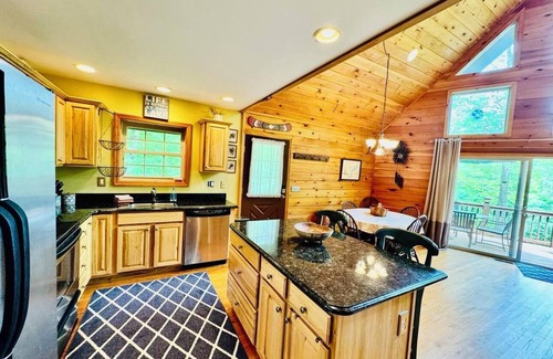 Greentown Cabina | Lazy River Cabin: Private 3 Bedroom, 3 Bath Getaway on Lake Wallenpaupack