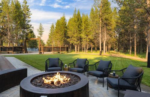 La Pine Casa | Lazy River Glamp-House by AvantStay Newly Built Luxe Indoor-Outdoor Living