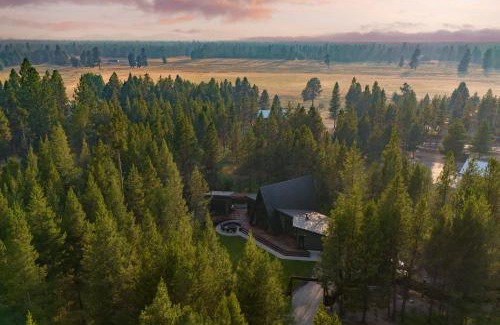 La Pine Casa | Lazy River Glamp-House by AvantStay Newly Built Luxe Indoor-Outdoor Living