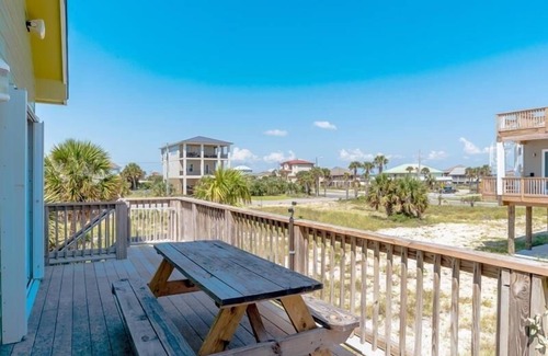 Toilla Segunda Casa | Great Beach Home ~ Paseo corto a la playa con vistas parciales ~ Parrilla y balcón privados