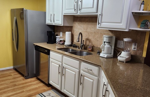 Surfside Beach Condominio | Lazy Willow Condo in Myrtle Beach, with a short drive to the beach!