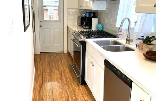 Eastside Casa | LBC Paradise bungalow w/AC -5 min from beach Dog friendly! 🐶
