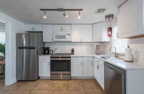 Ship Bottom Apartamento | LBI Beach Escape. 2-bedroom apartment with AC in best Ship Bottom location