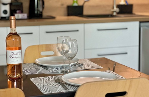 La Roque-d'Antheron Apartamento | Le 29 Grimaldi, charming quiet studio, close to the Piano Festival and the Luberon.