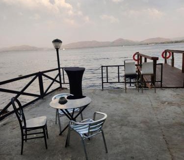 Kosmos Casa | Le Bamboo Guest House And Boat Cruise