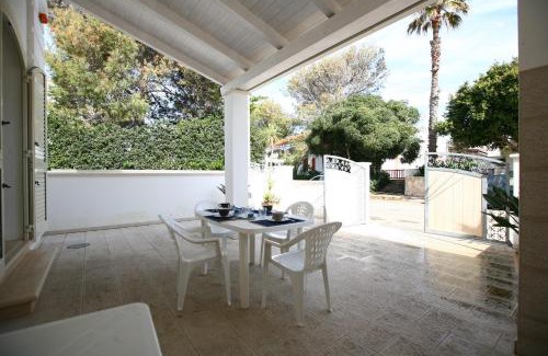 Torre Suda Apartamento | Le Bianche ville con patio privato a un passo dal mare