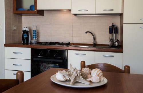 Torre Suda Apartamento | Le Bianche ville con patio privato a un passo dal mare