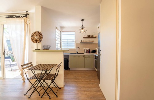 Carosse Apartamento | Le Céladon- 1 bedroom apartment Saint Gilles les Bains / private garden + barbecue