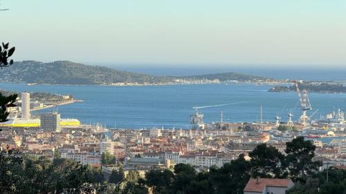Toulon Cama Y Desayuno | Le cabanon du Faron une chambre d hote dans un jardin