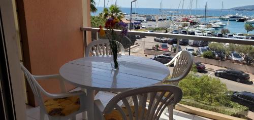 Frejus Port Apartamento | LE CAPITOLE Vue mer Studio cabine 27m2 2 adultes 2 enfants avec climatisation et garage