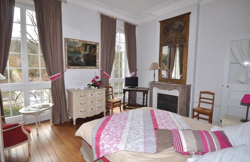 Bures-sur-Yvette Cama Y Desayuno | Le Château de la Vierge