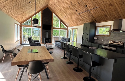 Saint Ferreol les Neiges Casa | Le chalet Polaire au Mont-Sainte-Anne, bikes, skis et pets frendly!