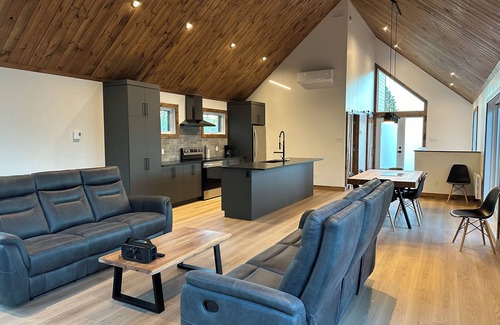 Saint Ferreol les Neiges Casa | Le chalet Polaire au Mont-Sainte-Anne, bikes, skis et pets frendly!