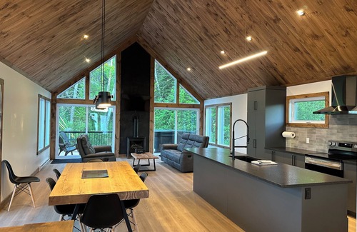 Saint Ferreol les Neiges Casa | Le chalet Polaire au Mont-Sainte-Anne, bikes, skis et pets frendly!