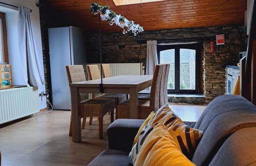 Nisramont Cabaña | Le Chalet-Gîte-Baño con bañera-Vista al campo