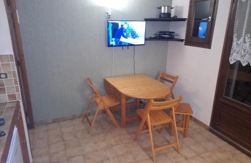 Les Carroz-d'Araches Apartamento | Le chalet des neiges 3 est au calme situé à 5 mn à pied du centre il est composé canapé convertible et 3 lits supperposés parking privé sur place et arrêt navette gratuite à 30 m