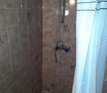 Les Carroz-d'Araches Apartamento | Le chalet des neiges 3 est au calme situé à 5 mn à pied du centre il est composé canapé convertible et 3 lits supperposés parking privé sur place et arrêt navette gratuite à 30 m