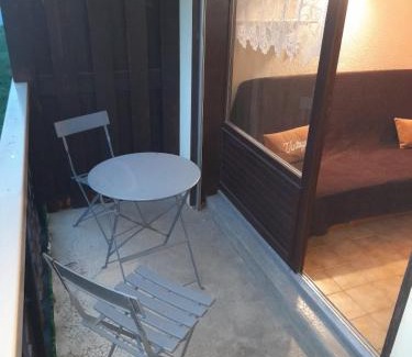 Les Carroz-d'Araches Apartamento | Le chalet des neiges 3 est au calme situé à 5 mn à pied du centre il est composé canapé convertible et 3 lits supperposés parking privé sur place et arrêt navette gratuite à 30 m
