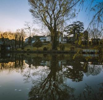 Grez-sur-Loing Chalet De Esquí | Le chalet du bout du monde, en bord de rivière !
