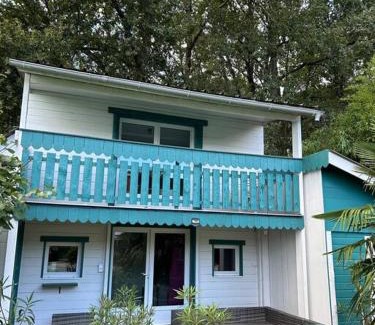 Chambray-les-Tours Chalet De Esquí | Le chalet sous les arbres