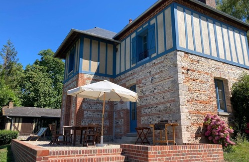 Longueil Casa | Le Clos de l'Église: Master House in Brick and Flint with River View