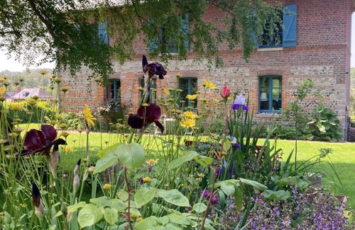 Longueil Casa | Le Clos de l'Église: Master House in Brick and Flint with River View