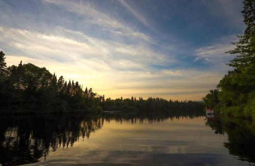 Shannon Casa | Le Colvert - Waterfront Cabin with Spa