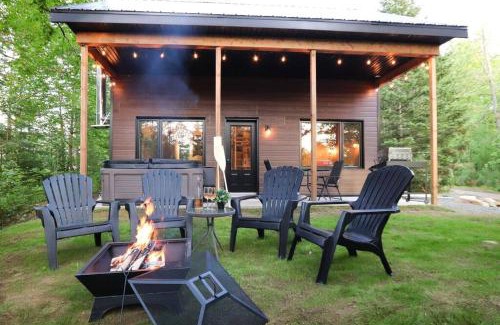 Shannon Casa | Le Colvert - Waterfront Cabin with Spa