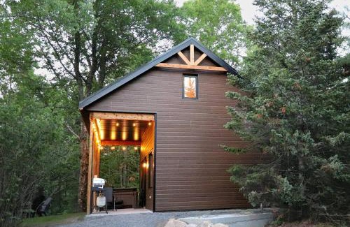 Shannon Casa | Le Colvert - Waterfront Cabin with Spa