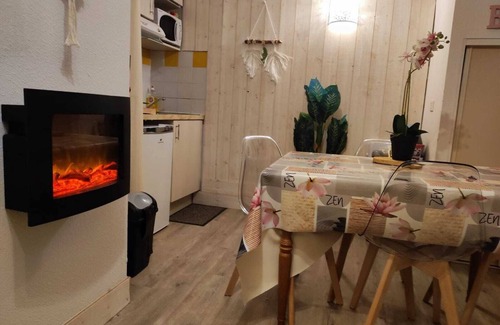 Guzet Neige Apartamento | Le Cosy Fleuri and its warm assets 🌸