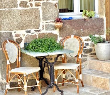 Combourg Casa | LE COTTAGE Gîte de charme au pied du Château