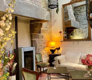 Combourg Casa | LE COTTAGE Gîte de charme au pied du Château