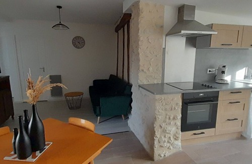 Neuvy-le-Roi Casa | Le gîte de la fontaine. Cosy, fully renovated house.