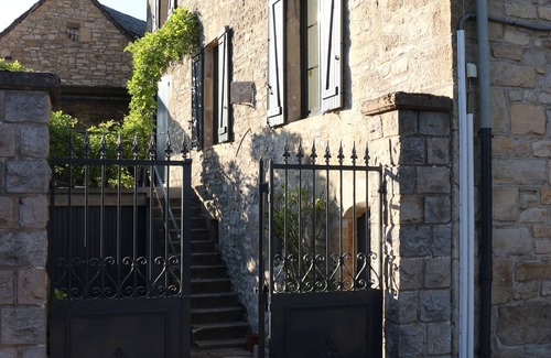 Palmas-d'Aveyron Casa | Le gîte de la glycine, renovated house, terrace with magnificent view, enclosed garden