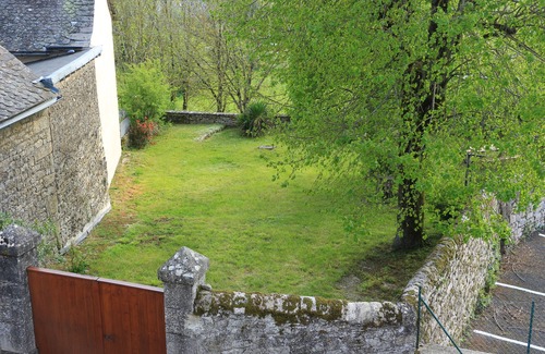 Palmas-d'Aveyron Casa | Le gîte de la glycine, renovated house, terrace with magnificent view, enclosed garden