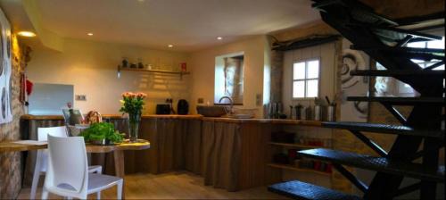 Sainte-Suzanne-and-Chammes Casa | Le gîte Passe-Muraille