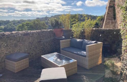 Sainte-Suzanne-and-Chammes Casa | Le gîte Passe-Muraille