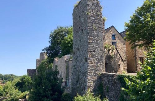 Sainte-Suzanne-and-Chammes Casa | Le gîte Passe-Muraille