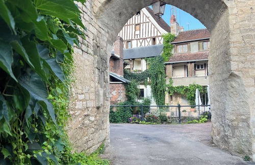 Chablis Casa | Le Gite de la Poterne, Maison en Bordure du Serein