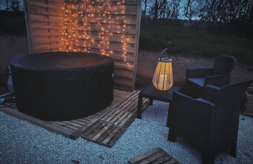 Lapalisse Casa | Le grand chêne" lodge tent with private Jacuzzi