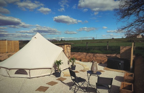 Lapalisse Casa | Le grand chêne" lodge tent with private Jacuzzi
