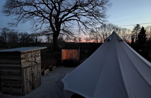 Lapalisse Casa | Le grand chêne" lodge tent with private Jacuzzi