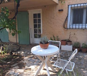 Raphele-les-Arles Apartamento | Le jardinet d'Emma - Appart RDC avec jacuzzi, parking, au calme