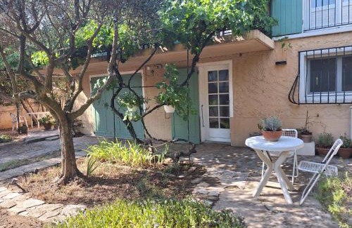 Raphele-les-Arles Apartamento | Le jardinet d'Emma - Appart RDC avec jacuzzi, parking, au calme