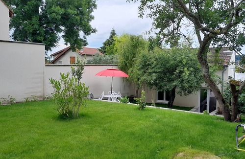Yerres Casa | Le Laurier Blanc is 10 minutes from Parc Caillebotte, with its terrace for aperitifs.