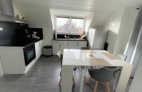 Calais City Center Apartamento | Le Leveux-Apartamento-Baño con bañera