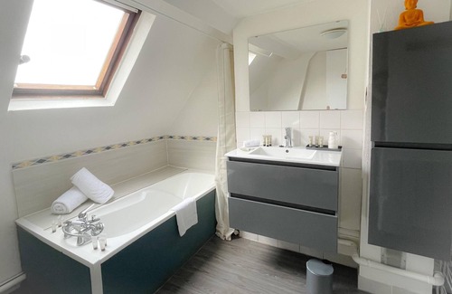 Calais City Center Apartamento | Le Leveux-Apartamento-Baño con bañera