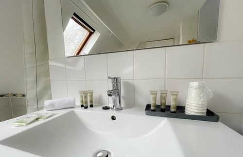 Calais City Center Apartamento | Le Leveux-Apartamento-Baño con bañera