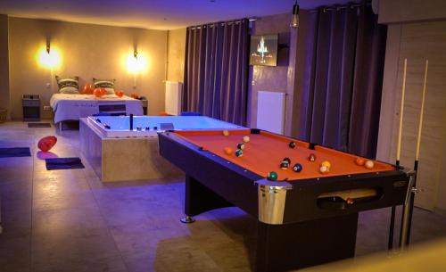 Koenigshoffen Est Apartamento | LE LOFT A BULLES (85m2 Jacuzzi Hammam Billiard Bar Douche Sauna)